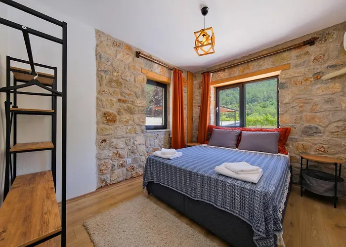 Kızılbella 1, Lüks Havuzlu Korunaklı Taş Villa *